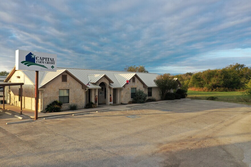 237 19th St, Hondo, TX à vendre - Photo de l’immeuble – Image 1 sur 15