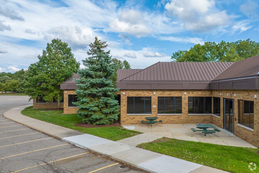 5111 Auto Club Dr, Dearborn, MI à louer - Photo de l’immeuble – Image 2 sur 6