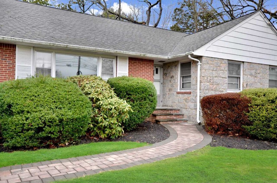 937 Walt Whitman Rd, Melville, NY à vendre - Photo de l’immeuble – Image 2 sur 3
