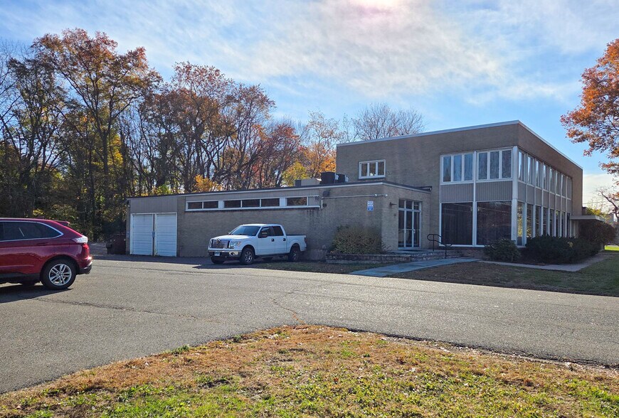 66 Granby St, Bloomfield, CT à louer - Photo de l’immeuble – Image 2 sur 15