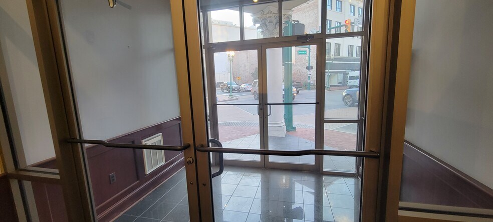 916 Quarrier, Charleston, WV à vendre - Hall d’entrée – Image 2 sur 13