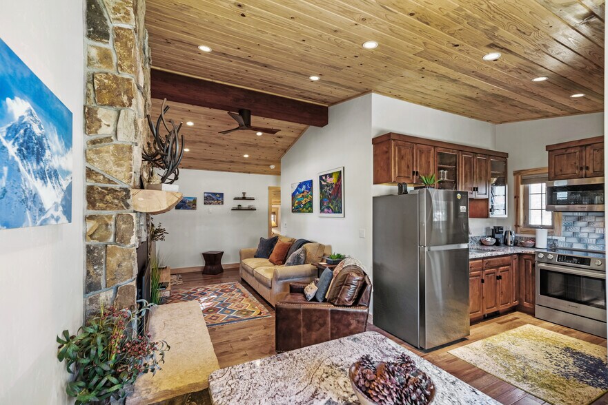121 E Sumner Ave, Hot Sulphur Springs, CO à vendre - Photo intérieure – Image 3 sur 20