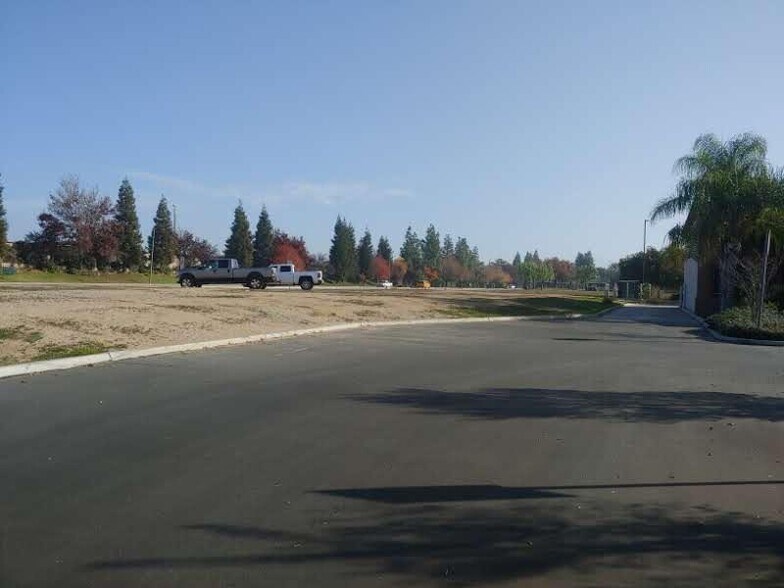AIRPORT DR., Bakersfield, CA à vendre - Photo de l’immeuble – Image 2 sur 2