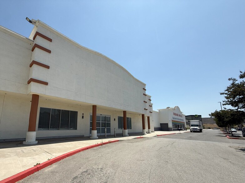 2707-2735 S Towne Ave, Pomona, CA à louer - Photo de l’immeuble – Image 1 sur 10