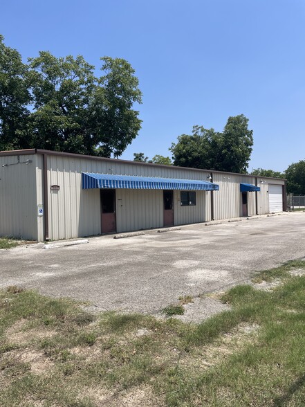 101 Ermel, Seguin, TX à louer - Photo de l’immeuble – Image 1 sur 21