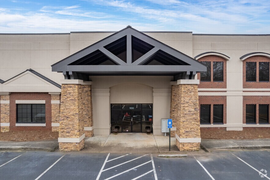 215 Hembree Park Dr, Roswell, GA à louer - Photo de l’immeuble – Image 2 sur 5