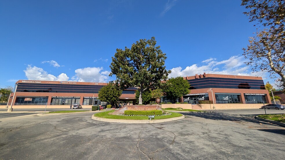 299 W Foothill Blvd, Upland, CA à vendre - Photo principale – Image 1 sur 22