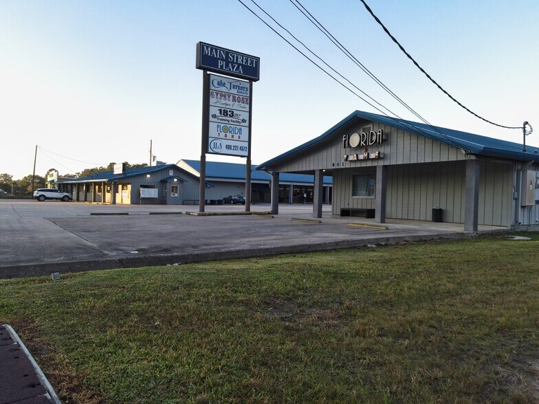 727-801 N Main St, Lumberton, TX à louer - Photo de l’immeuble – Image 3 sur 5