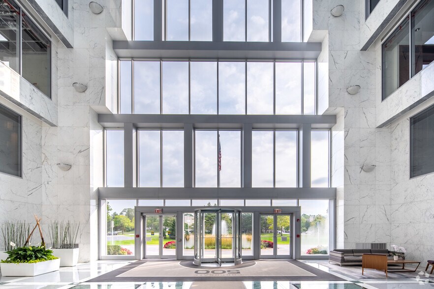 500 Lake Cook Rd, Deerfield, IL à louer - Hall d’entrée – Image 2 sur 18