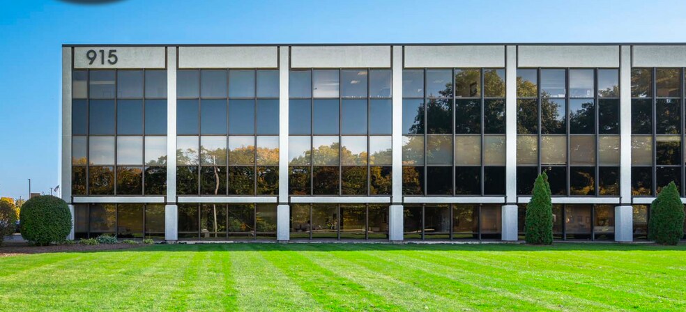 915 Harger Rd, Oak Brook, IL à louer - Photo de l’immeuble – Image 2 sur 11