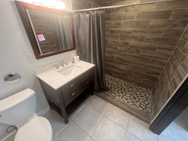3008 Executive Dr, Greensboro, NC à louer - Photo de l’immeuble – Image 3 sur 11