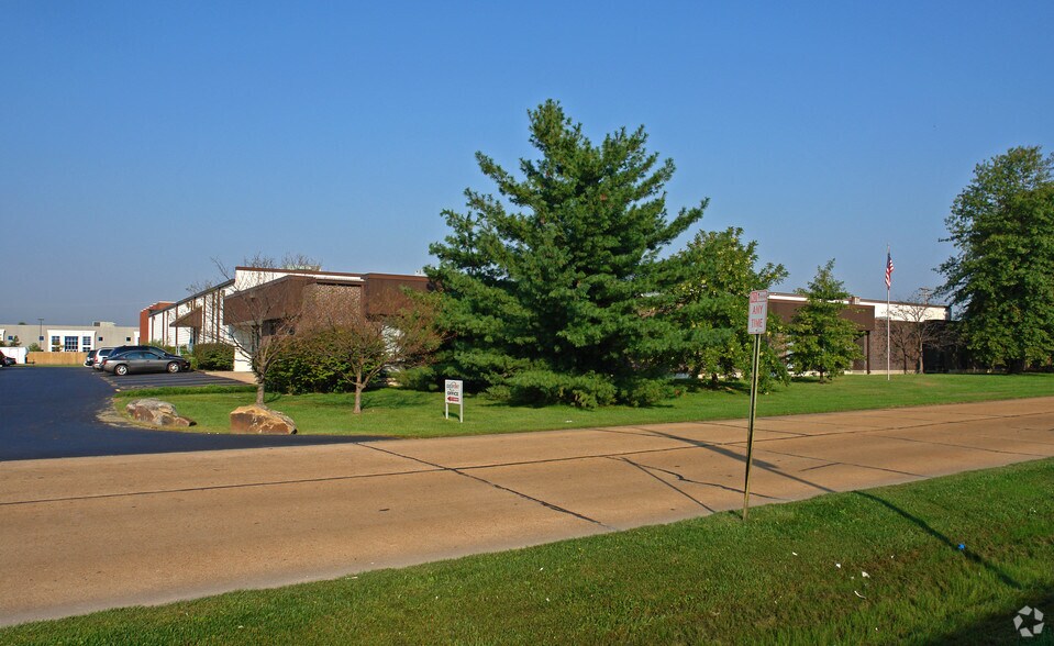 1717 Fenpark Dr, Fenton, MO à vendre - Photo de l’immeuble – Image 2 sur 8