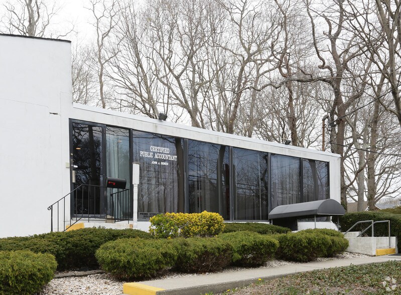 Corner Of N Country & Pine Hill Road, Port Jefferson, NY à louer - Photo de l’immeuble – Image 1 sur 3