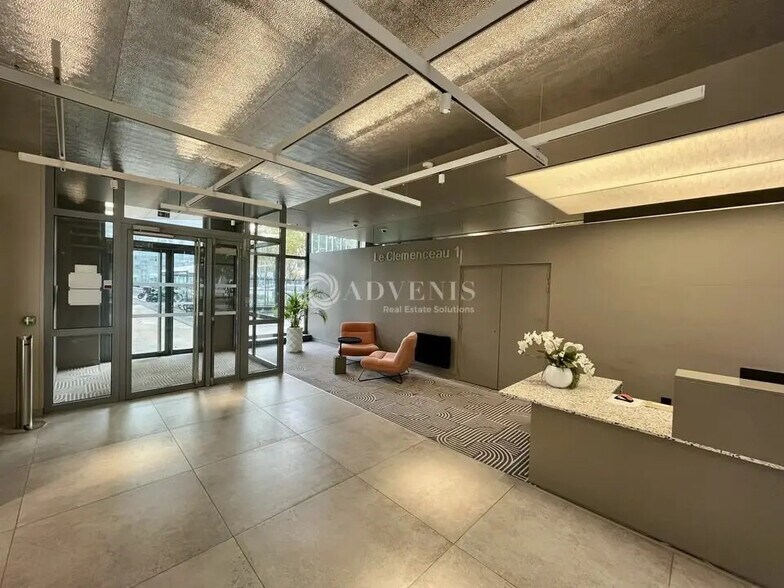 Bureau dans Nanterre à louer - Photo de l’immeuble – Image 2 sur 8