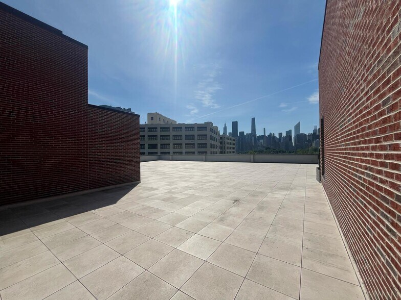 9-03 44th Rd, Long Island City, NY à louer - Photo de l’immeuble – Image 2 sur 13