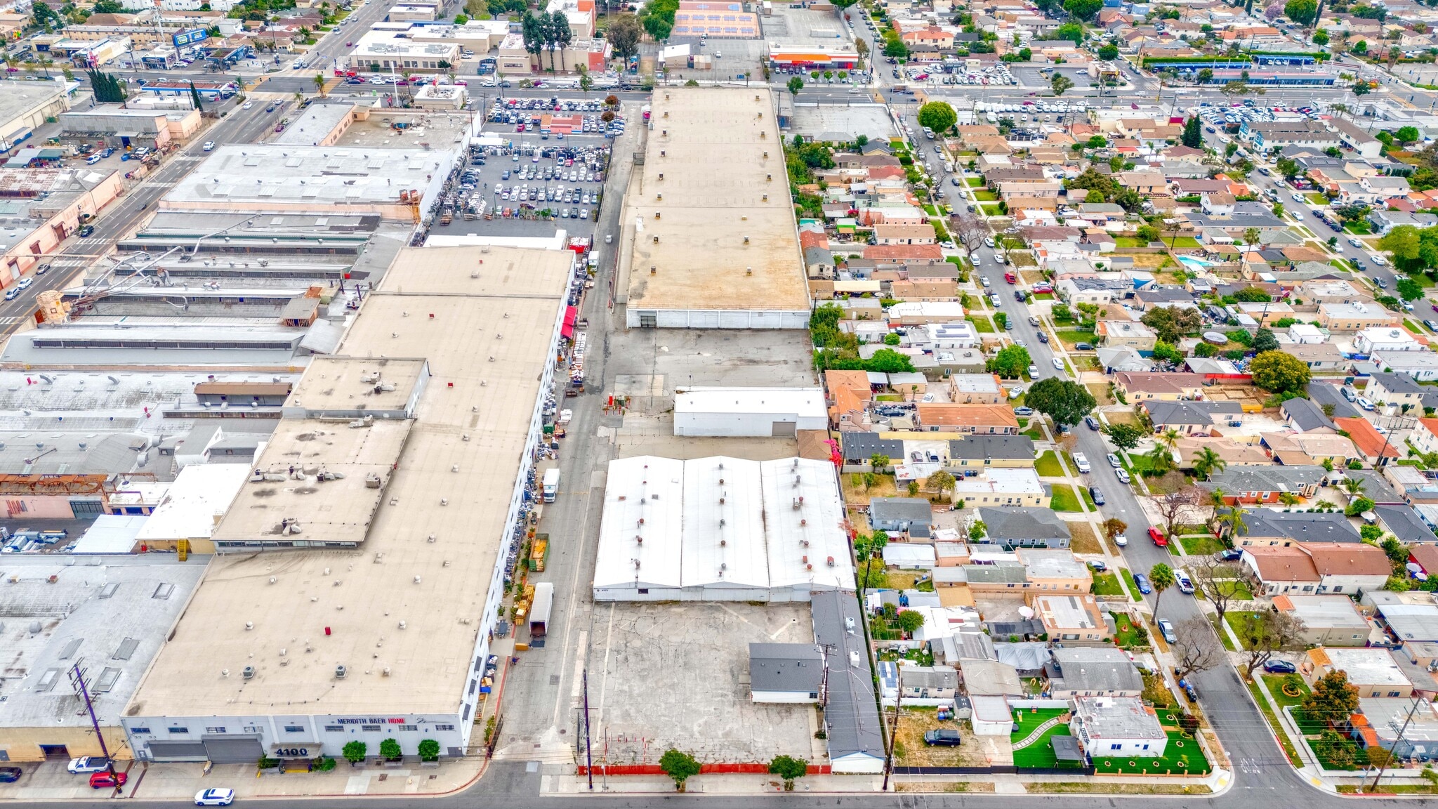 4095 Firestone Blvd, South Gate, CA à louer Photo de l’immeuble– Image 1 sur 5