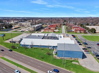 Plus de détails pour 904 Four Seasons Rd, Bloomington, IL - Spécialisé à vendre