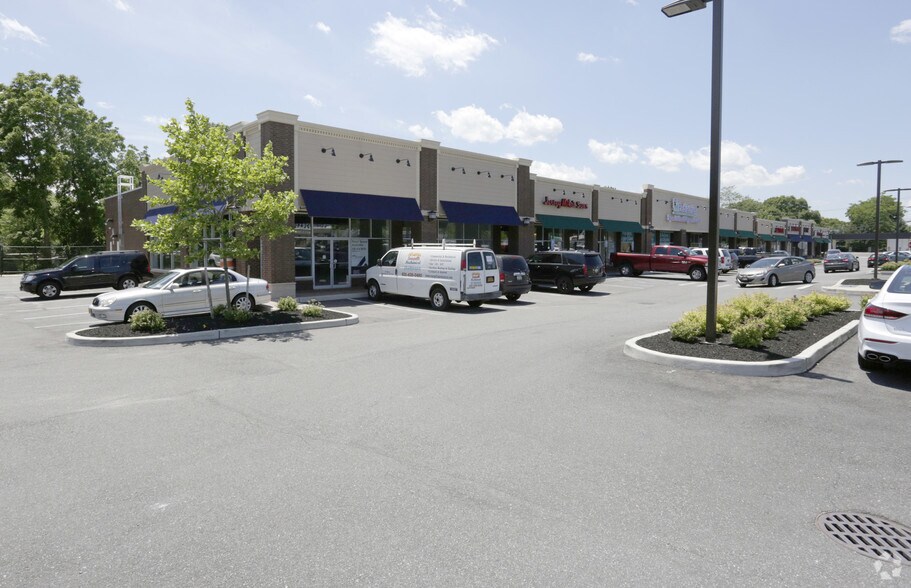 6230 Jericho Tpke, Commack, NY à louer - Photo de l’immeuble – Image 3 sur 4