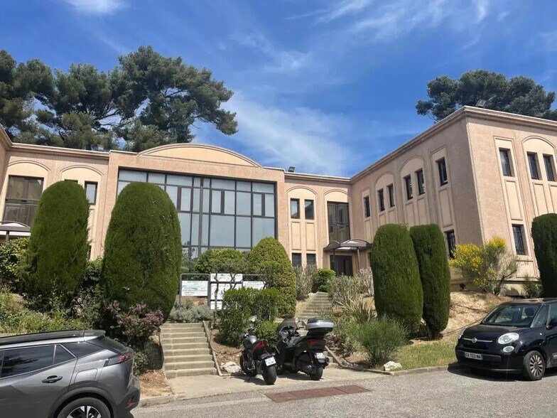 Bureau dans  à louer - Photo de l’immeuble – Image 1 sur 4