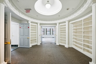 16 E 52nd St, New York, NY à louer Photo de l’immeuble– Image 1 sur 9