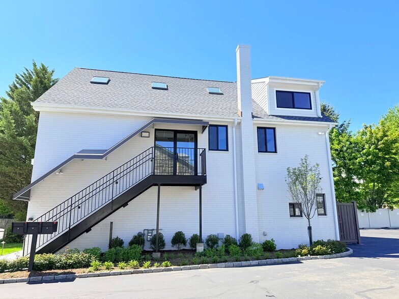 31 Saint Roch Ave, Greenwich, CT à louer - Photo de l’immeuble – Image 3 sur 19