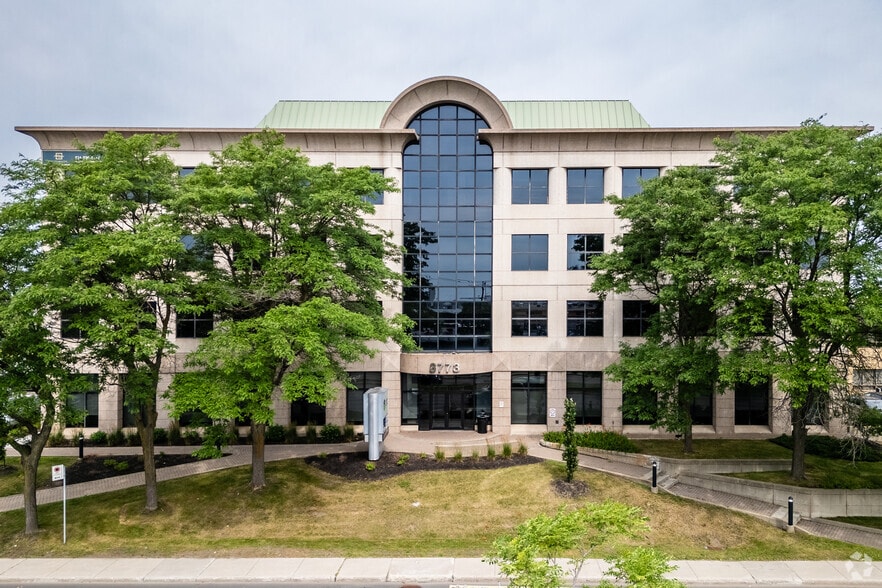 3773-3777 Boul De La Côte-Vertu, Montréal, QC à louer - Photo principale – Image 1 sur 10
