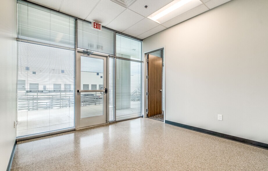 3319 N Panam Expy, San Antonio, TX à louer - Photo de l’immeuble – Image 2 sur 10