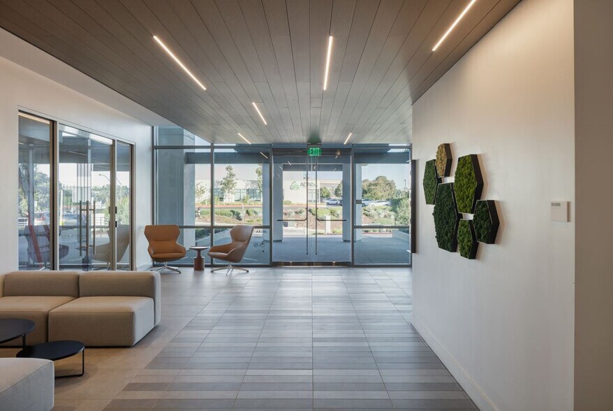 5880 Oberlin Dr, San Diego, CA à louer - Hall d’entrée – Image 2 sur 11