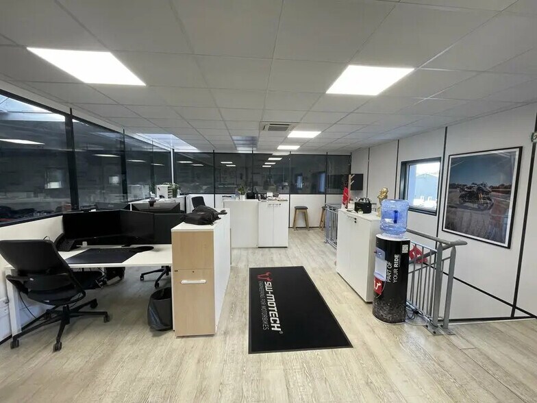 Local d’activités dans Yvrac à louer - Photo de l’immeuble – Image 3 sur 8