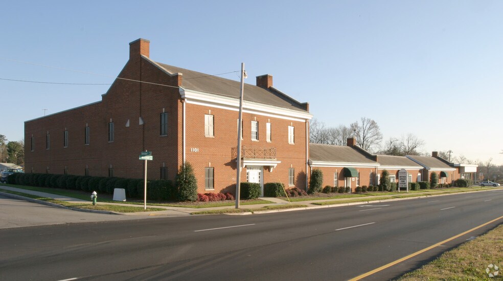 1023-1119 E Wendover Ave, Greensboro, NC à louer - Photo de l’immeuble – Image 3 sur 4