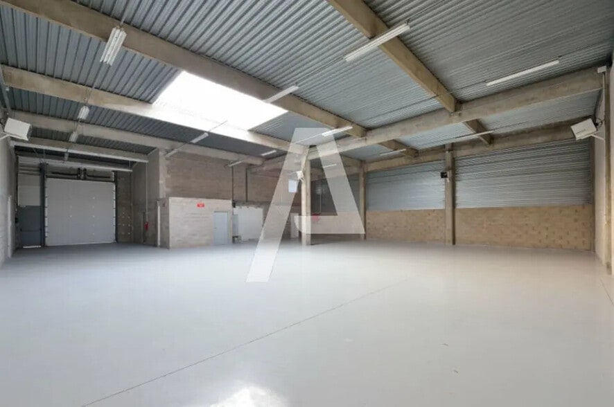 Local d’activités dans Saint-Thibault-des-Vignes à louer - Photo intérieure – Image 3 sur 4