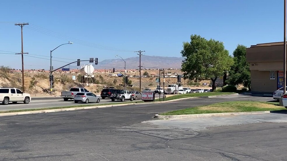 13728 Hesperia Rd, Victorville, CA à louer - Vidéo sur l’annonce professionnelle – Image 2 sur 17