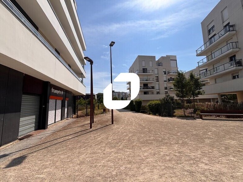 Local commercial dans Saint Germain En Laye à vendre - Photo de l’immeuble – Image 1 sur 3