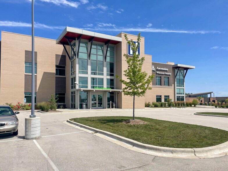 2325 Fox Run Blvd, Waukesha, WI à louer - Photo de l’immeuble – Image 3 sur 11