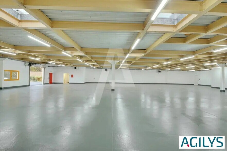 Local d’activités dans Croissy-Beaubourg à louer - Photo de l’immeuble – Image 3 sur 5