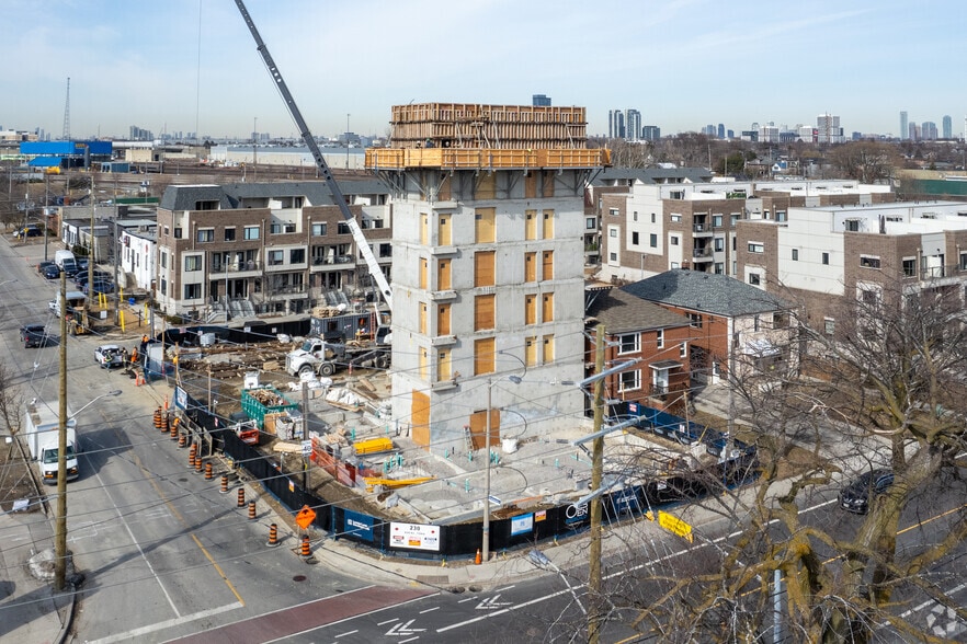 230 Royal York Rd, Toronto, ON à louer - Photo principale – Image 1 sur 2