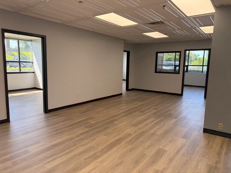 565 Broadhollow Rd, Farmingdale, NY à louer - Photo de l’immeuble – Image 2 sur 8