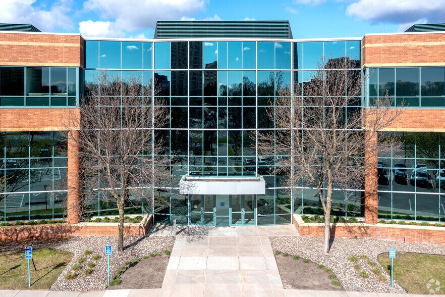 5850 Opus Pky, Minnetonka, MN à louer - Photo de l’immeuble – Image 2 sur 11