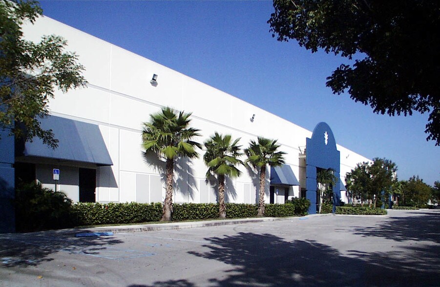 10000 NW 17th St, Miami, FL à louer - Photo de l’immeuble – Image 3 sur 14