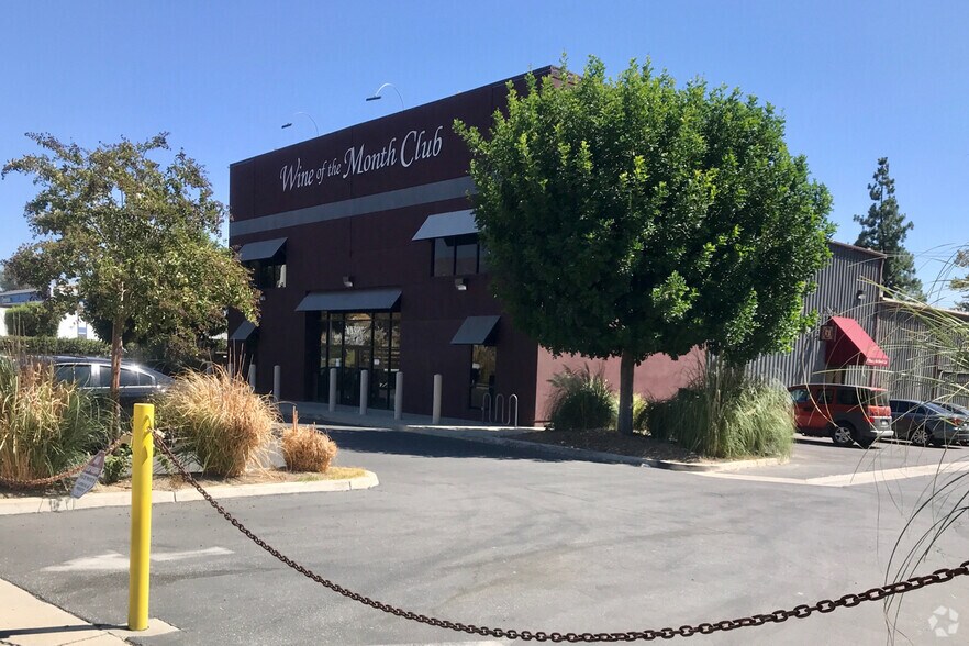 127 W Pomona St, Monrovia, CA à louer - Photo de l’immeuble – Image 3 sur 6