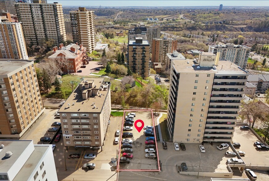 9822 - 9824 - 105 Street Northwest St, Edmonton, AB à vendre - Photo de l’immeuble – Image 3 sur 7