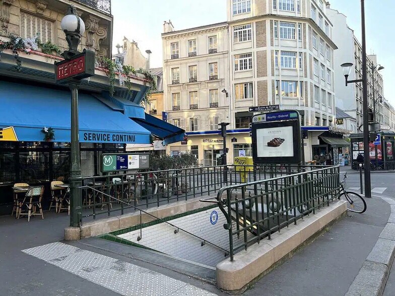 Local commercial dans Paris à louer - Photo de l’immeuble – Image 2 sur 2