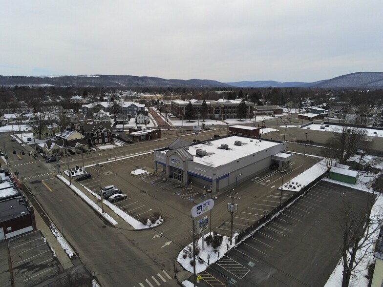 209 Mount Zoar St, Elmira, NY à vendre - Photo de l’immeuble – Image 2 sur 8