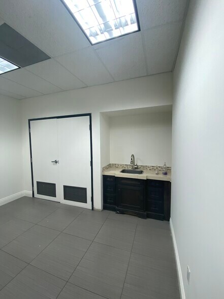 21301 Vanowen St, Canoga Park, CA à louer - Photo intérieure – Image 3 sur 13