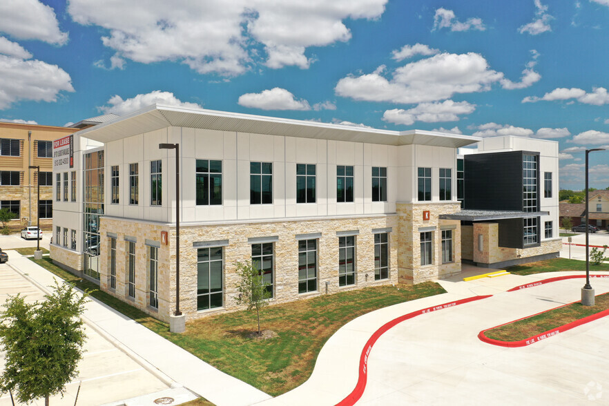 1251 Sadler Dr, San Marcos, TX à louer - Photo de l’immeuble – Image 2 sur 8