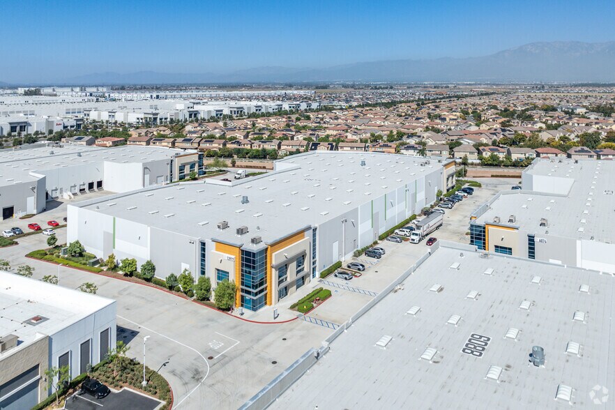 13977 The Merge St, Eastvale, CA à louer - Aérien – Image 2 sur 5
