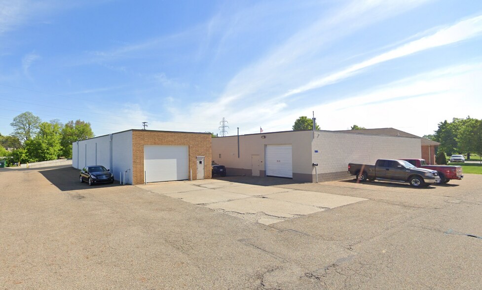2111 46th St NW, Canton, OH à louer - Photo de l’immeuble – Image 1 sur 2