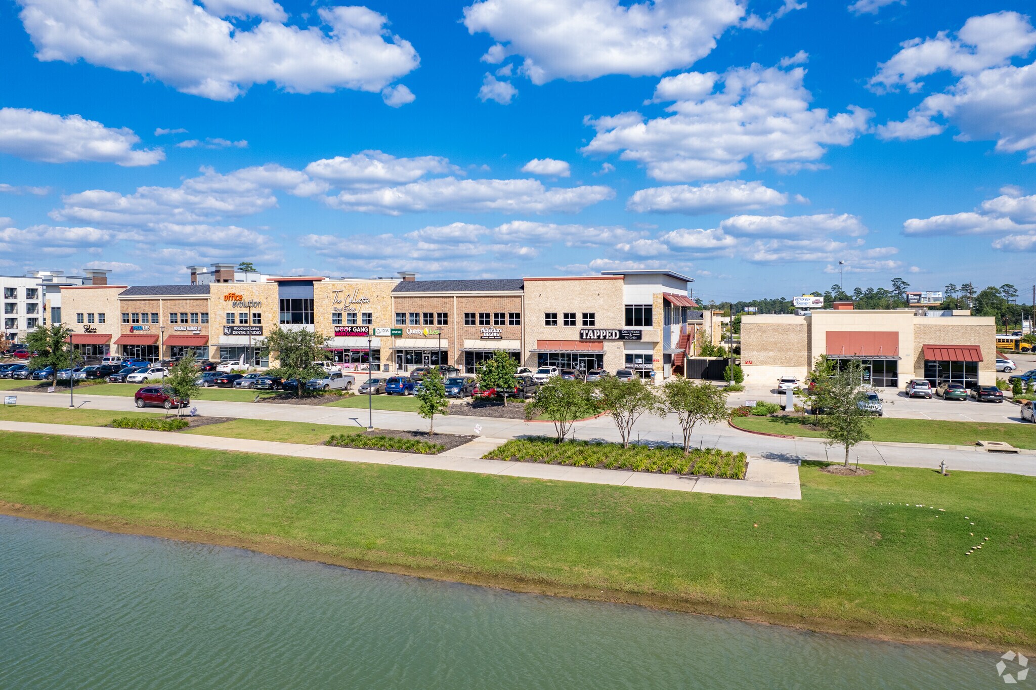 525 Woodland Square Blvd, Conroe, TX à louer Photo de l’immeuble– Image 1 sur 9