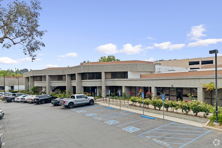 21250 Califa St, Woodland Hills, CA à louer - Photo de l’immeuble – Image 1 sur 8
