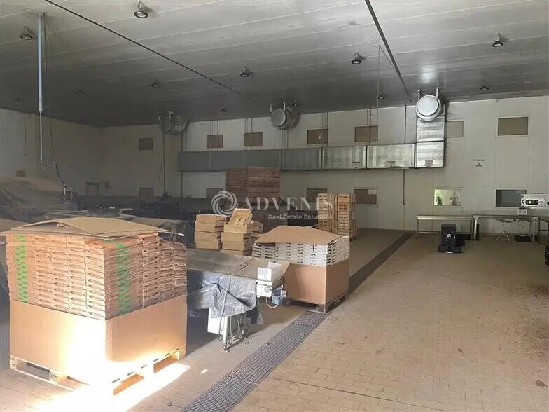 Local d'activités dans La Chaussée-Saint-Victor à vendre - Photo intérieure – Image 3 sur 3